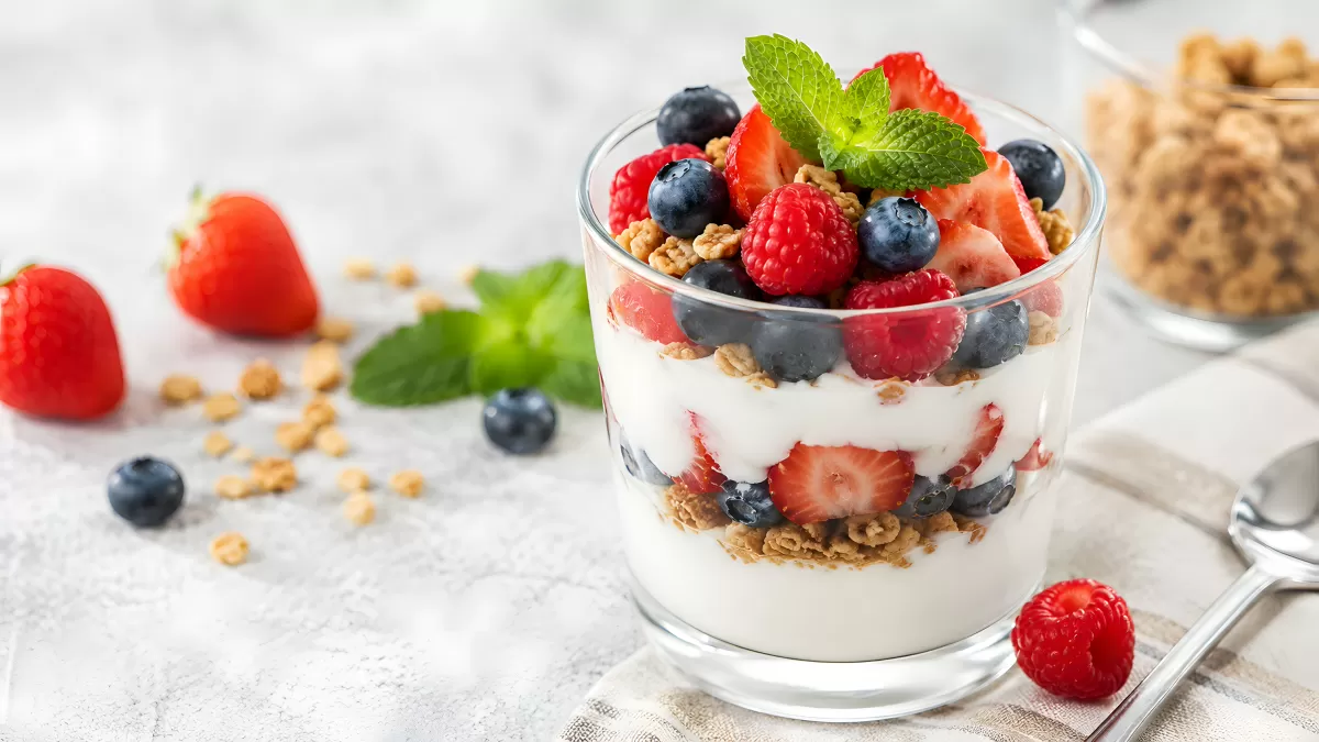 Joghurt-Parfait mit frischen Beeren und Granola