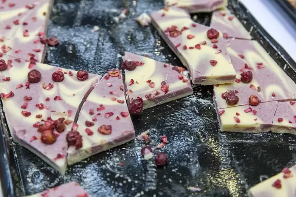 Joghurt-und Waldfrüchteschokolade auf schwarzem Probiertablett auf dem 5. BarCamp Bonn