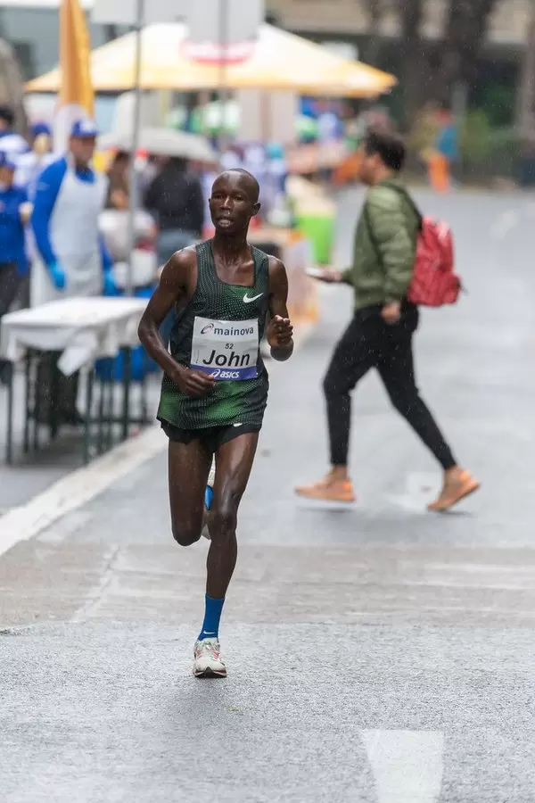 John allein im Feld beim Frankfurt Marathon im Regen
