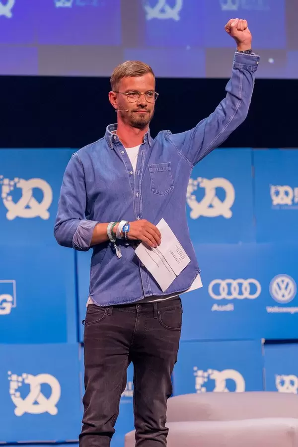 Joko Winterscheidt begeistert auf der Bühne von Startupkonferenz Bits & Pretzels in München