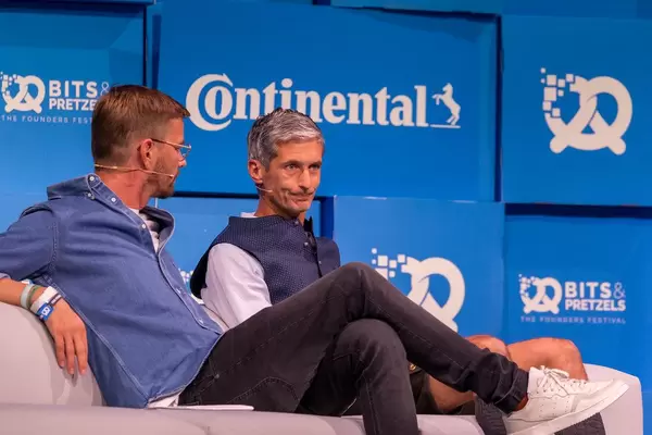 Joko Winterscheidt unterhaltet sich mit IDnow CEO Andreas Bodczek auf der Bits & Pretzels Bühne