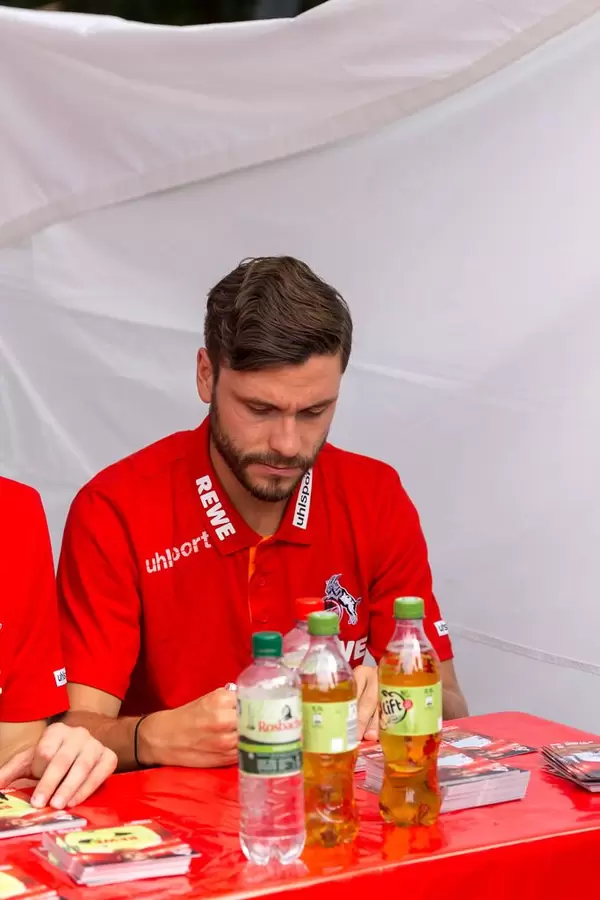Jonas Hector signiert Autogrammkarten