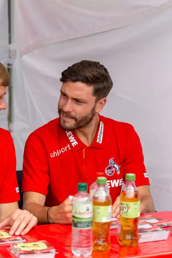Jonas Hector während der Autogrammstunde