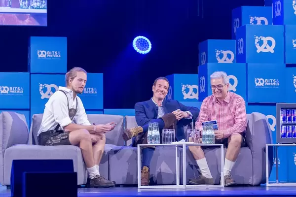 Jonas Huckestein, Maximilian Tayenthal und Laurent Nizri discussing on sofa on stage at Bits & Pretzels 2018