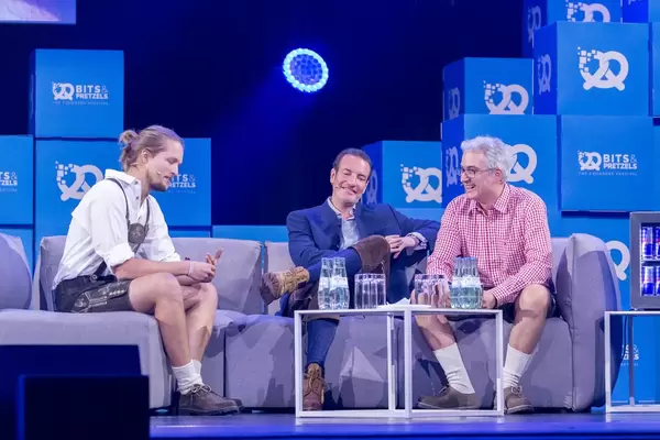 Jonas Huckestein, Maximilian Tayenthal und Laurent Nizri diskutieren auf dem Sofa der Bühne