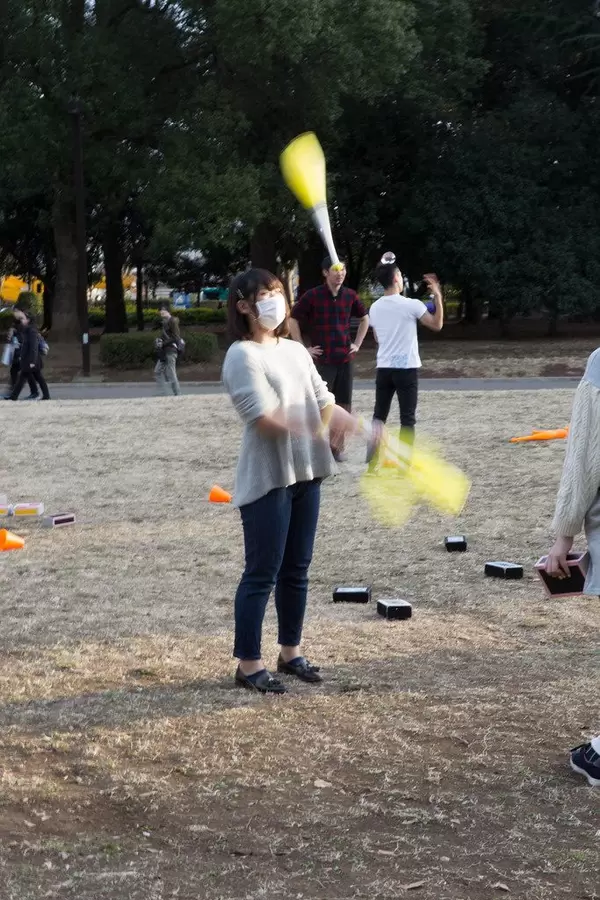 Jongleurin in einem Park in Tokyo