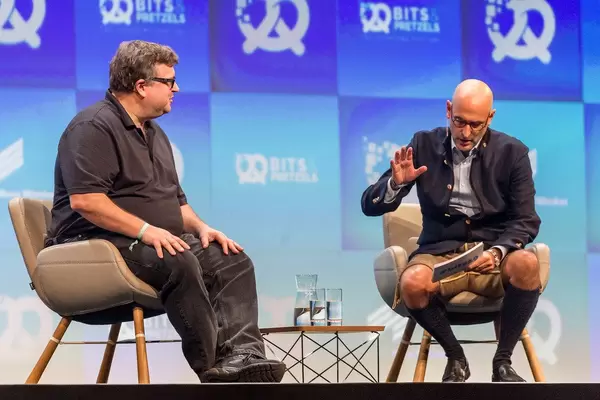 Journalist Dominik Wichmann hält ein Interview mit Reid Hoffman, Mitgründer und Vorsitzender des sozialen Netzwerks LinkedIn