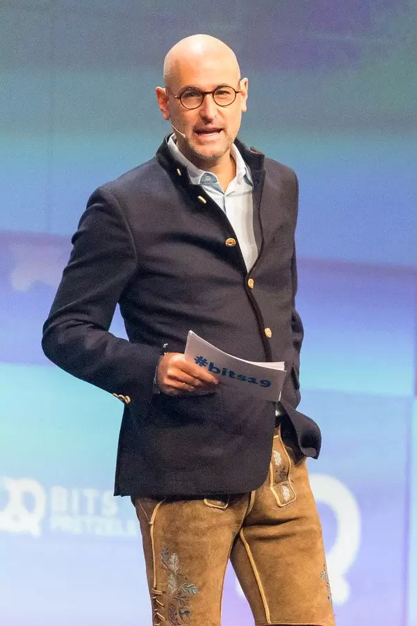 Journalist und Buchautor Dominik Wichmann auf der Bühne der Bits & Pretzels Konferenz in München