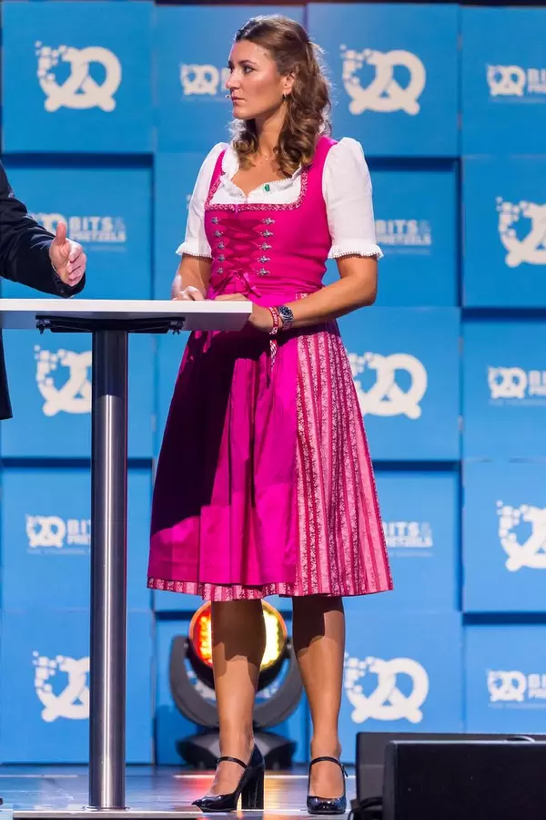 Journalistin Sandra Thier im Dirndl