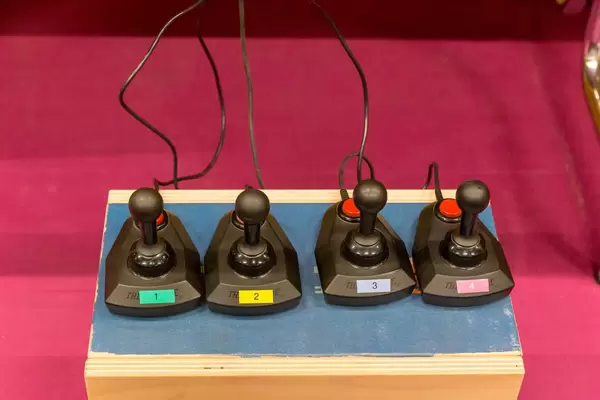 Joysticks angeschlossen an eine Retro-Spielkonsole