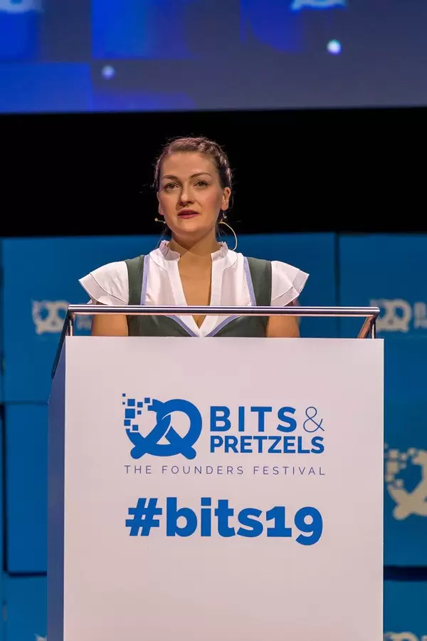 Judith Gerlach hält als bayrische Staatsministerin für digitales eine Rede über Führungspositionen von Frauen