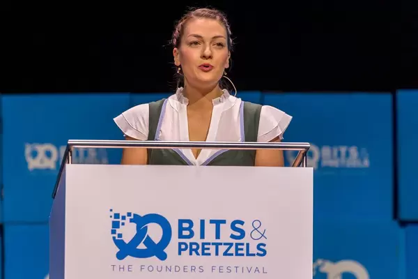 Judith Gerlach hält die Eröffnungsrede am zweiten Bits & Pretzels Tag und redet über technologischen Fortschritt in Bayern