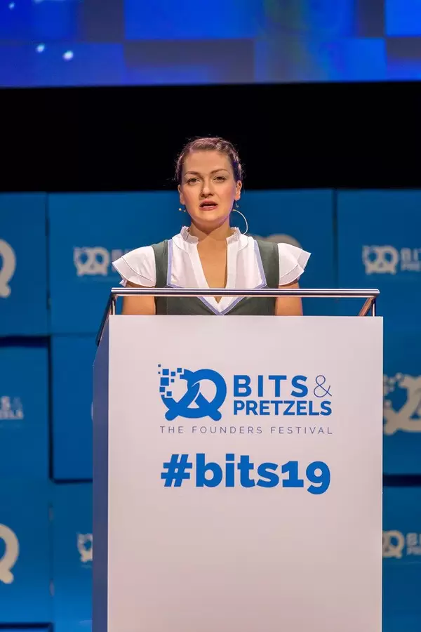 Judith Gerlach, Staatsministerin für Digitales aus Bayern, bei ihrer Eröffnungsrede über Tradition und Fortschritt