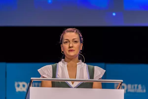 Judith Gerlach von der CSU spricht bei der Gründermesse Bits & Pretzels über weibliche Vorbilder in der Technologiebranche