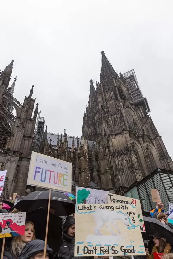 Jugendliche mit Schilden auf Fridays For Future vor dem Kölner Dom