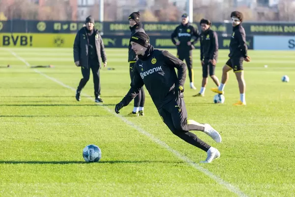 Julian Brandt am Ball. Witsel, Dahoud, Reus und Favre beobachten ihn