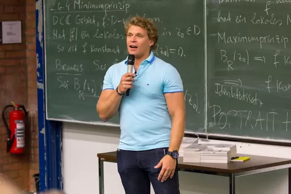 Julian Hosp vor einer Kreidetafel