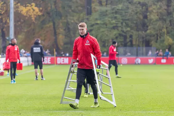 Julian Krahl, Torwart des 1.FC Köln räumt mit auf im Training
