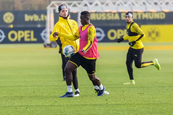 Julian Weigl im Zweikampf mit Ball gegen einen Jugendspieler des BVB