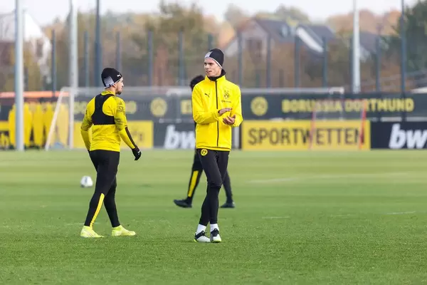 Julian Weigl klatscht und feuert seine Mitspieler an beim Training von Borussia Dortmund