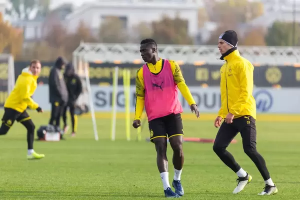 Julian Weigl wird von Dan-Axel Zagadou gedeckt und sucht nach dem freien Raum