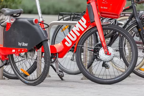 Jump Elektroroller zum Mieten auf einer Straße von Brüssel, Belgien