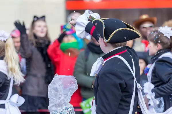 Junge bewirft Zuschauer mit Konfetti - Kölner Karneval 2018