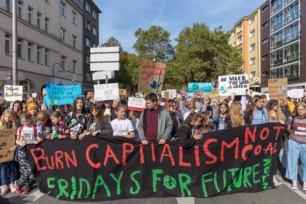 Junge Demonstrationsteilnehmer am Protesttag "Alles fürs Klima", mit Banner und Demoschildern für besseren Klimaschutz
