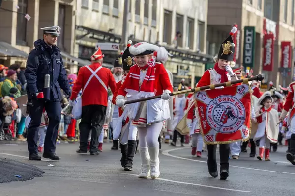 Junge Fahnenträgerin der Roten Funken - Kölner Karneval 2018