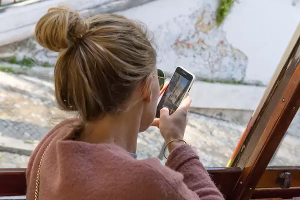 Junge Frau fotografiert aus dem Zug