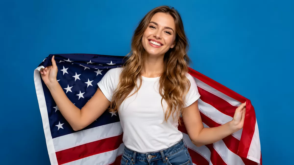 Junge Frau hält stolz die amerikanische Flagge