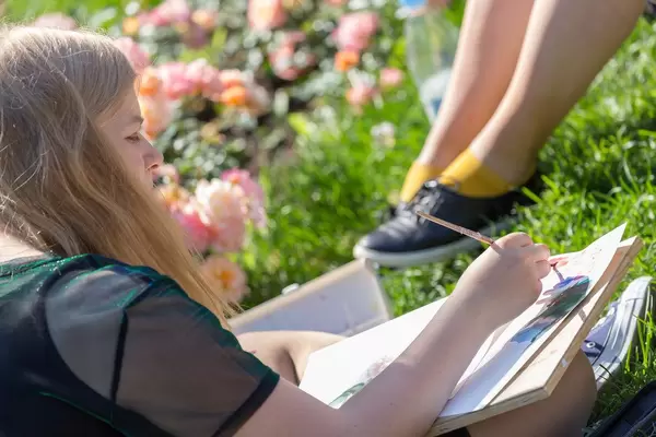 Junge Frau malt im Gorki-Park