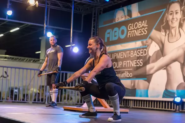 Junge Frau mit Baseball-Schläger auf der Bühne - FIBO Köln 2018