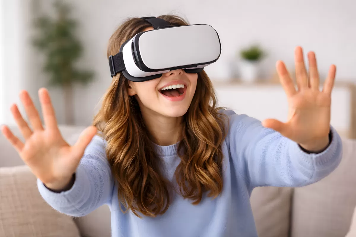 Junge Frau mit VR-Brille lacht begeistert im Wohnzimmer