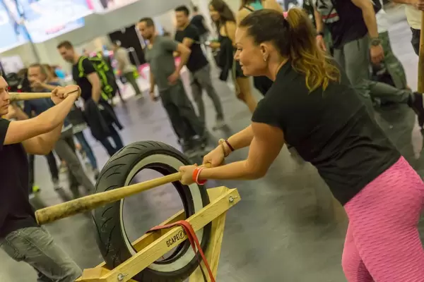 Junge Frau probiert Scapegoat Training aus - FIBO Köln 2018