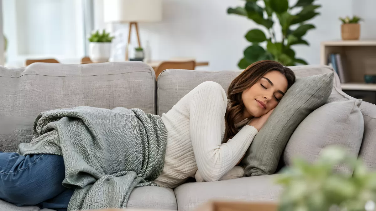 Junge Frau schläft entspannt auf dem Sofa