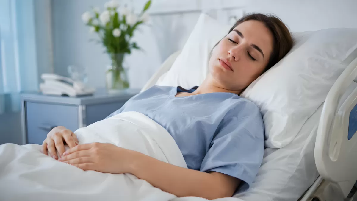Junge Frau schläft ruhig in einem Krankenhausbett