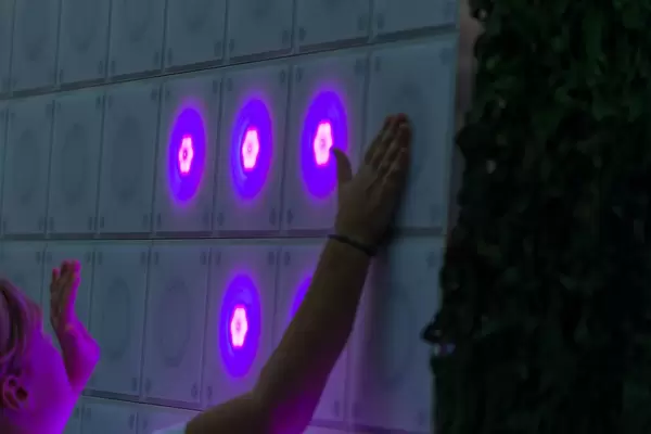 Junge Frau spielt auf einer TWall