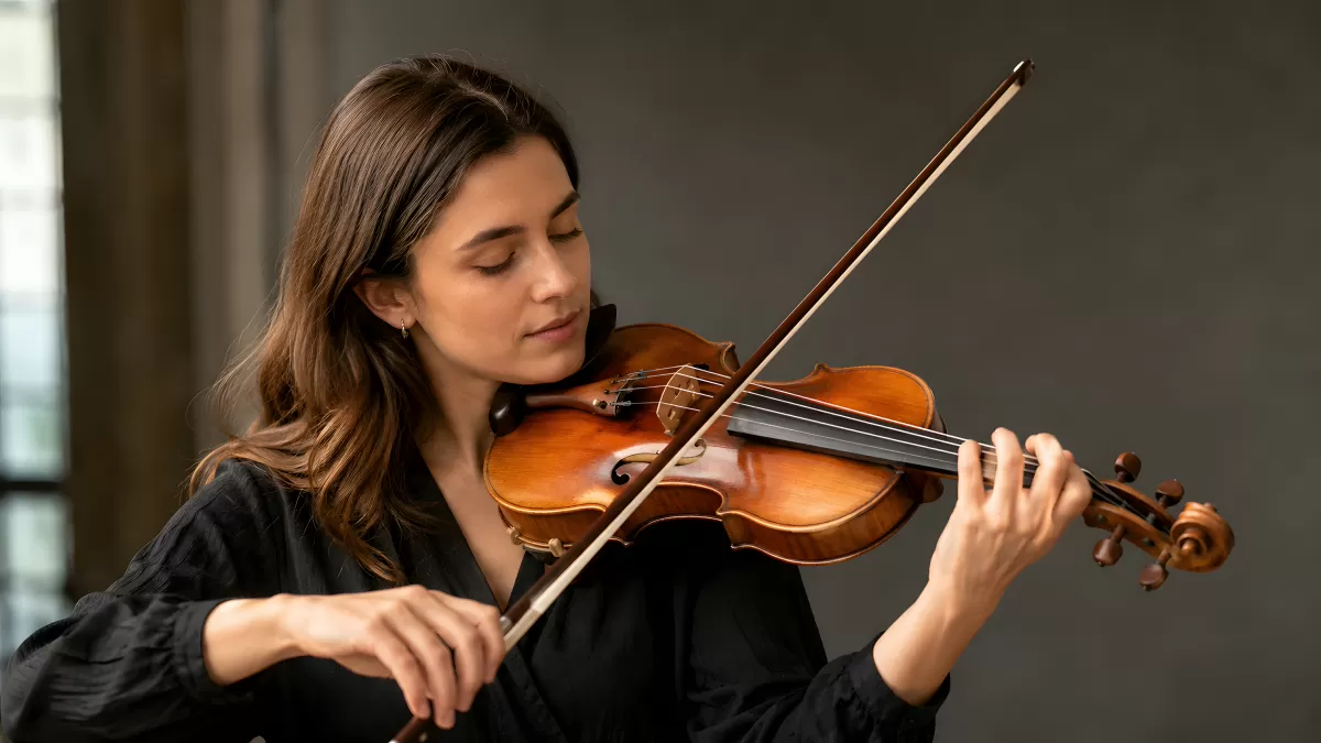 Junge Frau spielt konzentriert Violine in Nahaufnahme