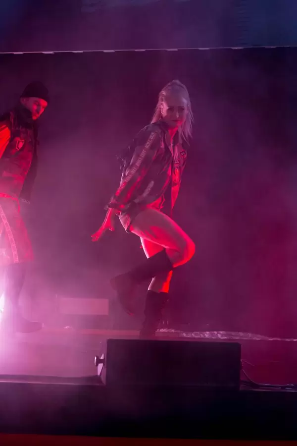 Junge Frau tanzt auf der Bühne von World of Thanks auf der Gamescom