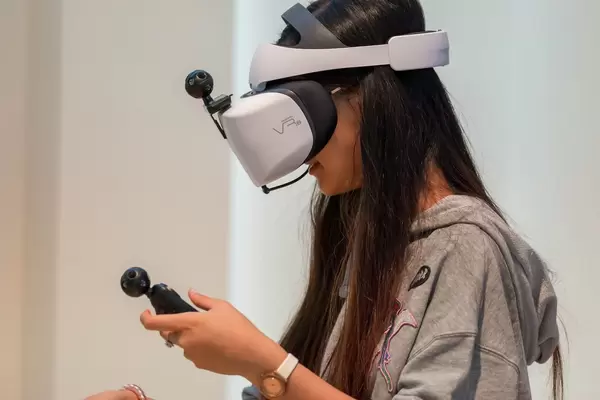Junge Frau trägt einen Huawei VR2 Virtual-Reality-Headset