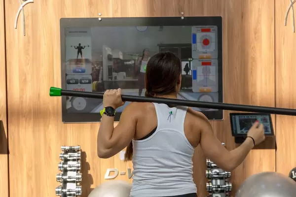 Junge Frau trainiert ihr Gleichgewicht