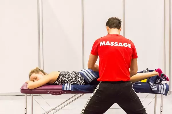 Junge Frau wird massiert