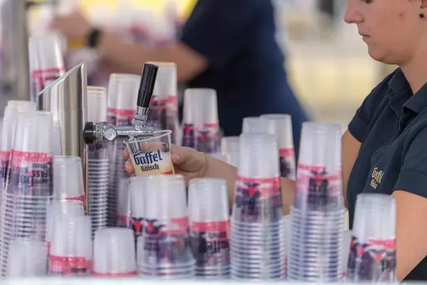 Junge Frau zapft Gaffel Kölsch Bier