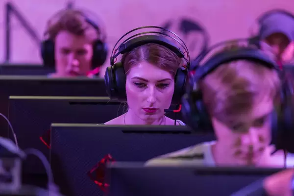 Junge Frau zockt auf der Gamescom 2018