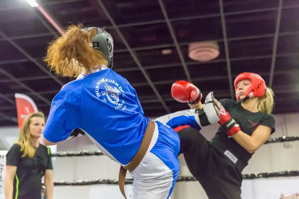 Junge Frauen beim Wun Hop Kuen Do Kampftraining