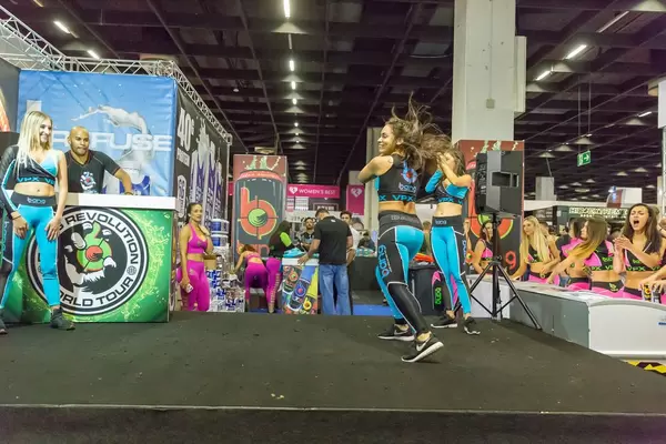 Junge Frauen in Bong Sportkleidung - FIBO Köln 2018