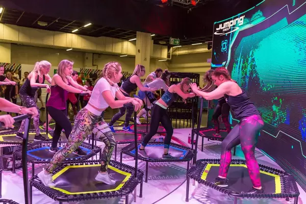 Junge Frauen probieren Jumping Fitness aus - FIBO Köln 2018