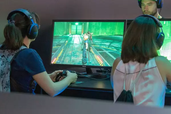 Junge Frauen zocken das Videospiel Final Fantasy VII - Remake auf der Gamescom