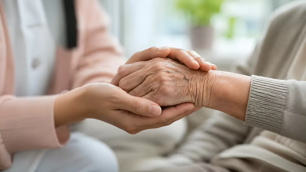 Junge Hand hält behutsam alte Großmutterhand